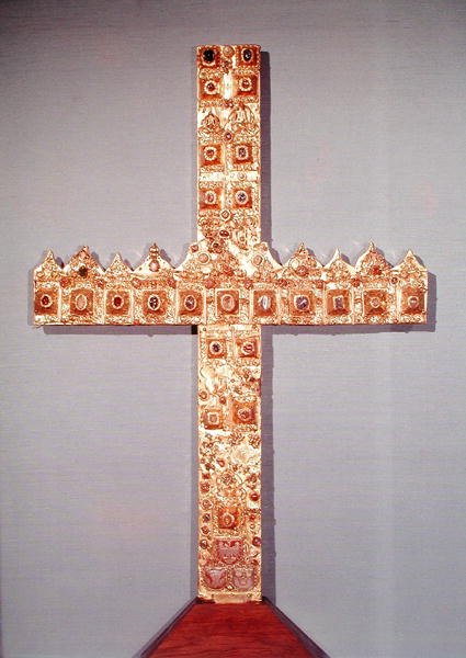 Kors tillverkat av två kronor, 1472-88 (guld, trä, pärlor och ädelstenar) av Polish School