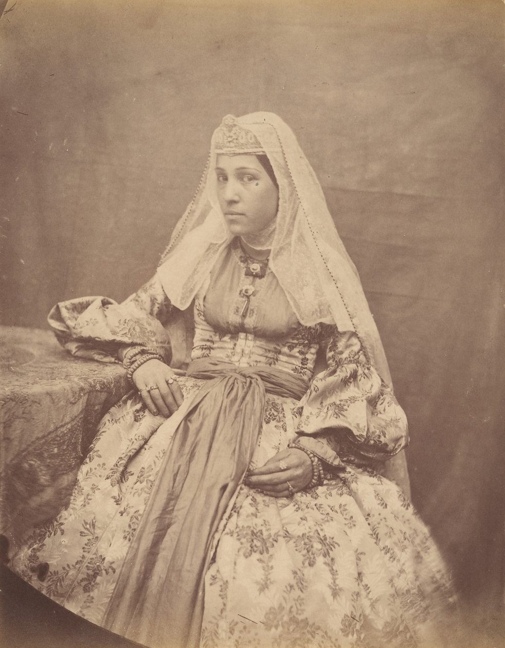 [Armenisk kvinna i Teheran], 1840-60-talen. av Possibly by Luigi Pesce.