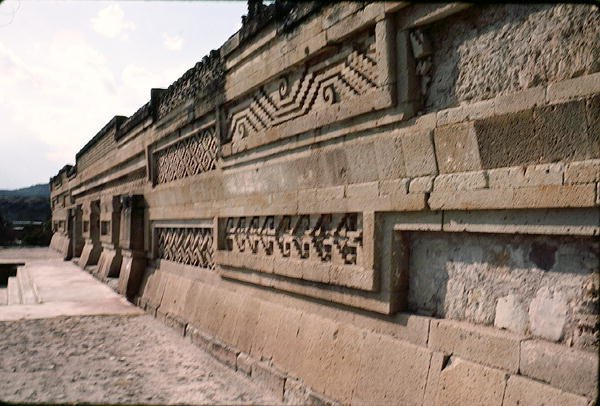 Innergårdsmur med mönstrat stenarbete av Pre Columbian Pre Columbian
