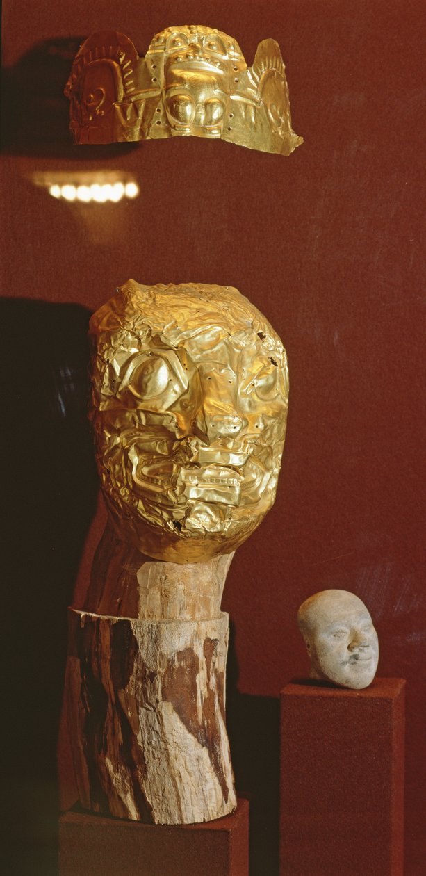Mask och huvudbonad (guld) av Pre Columbian