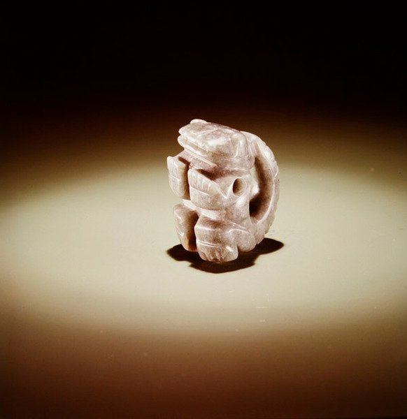 Jaguar med krökt svans, från Guacimo, Linea Vieja area (genomskinlig havsgrön jade) av Pre Columbian Pre Columbian