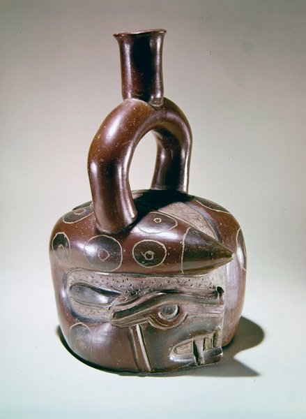Målad och inskuren burk prydd med ormar med pumahuvud, från Sausal, Chicama Valley, Peru (keramik) av Pre Columbian Pre Columbian