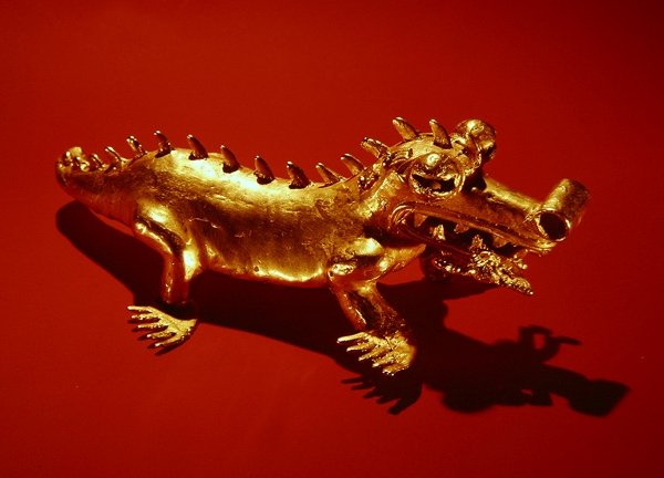 Hänge som föreställer en krokodil med en människofigur i munnen, från La Vaca, Punta Burica (guld) (se även 351826) av Pre Columbian Pre Columbian