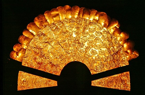 Repousse bröstplåt prydd med fåglar och sju rader av människofigurer, Chimu-stil (guld) av Pre Columbian Pre Columbian
