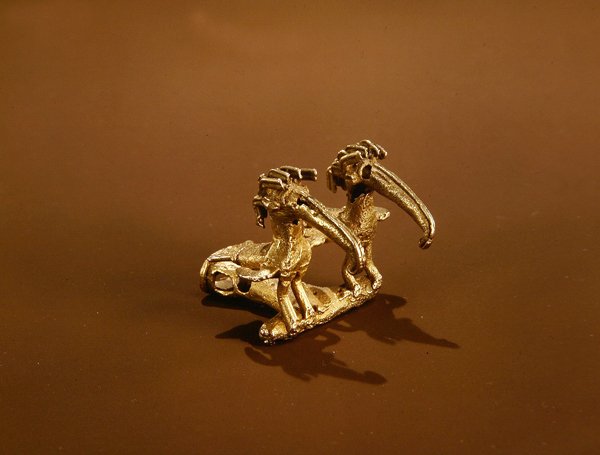 Sinu-stavens finial med två fåglar (guld) av Pre Columbian Pre Columbian