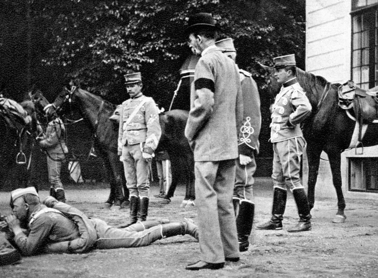 Testar det nya repetitionsgeväret, 1908. av Queen Alexandra