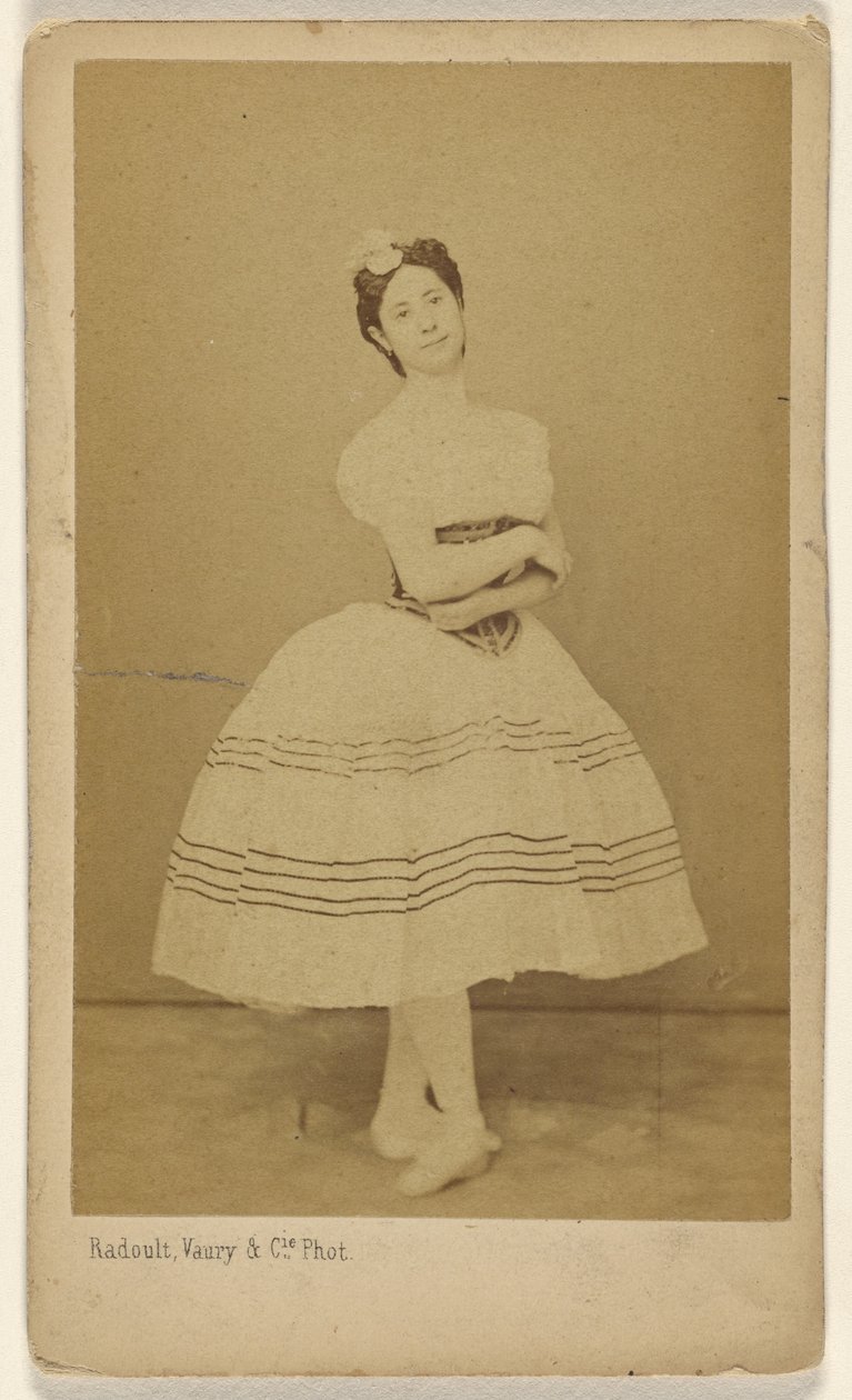 [Oidentifierad dansare, stående] av Radoult and Vaury and Cie.
