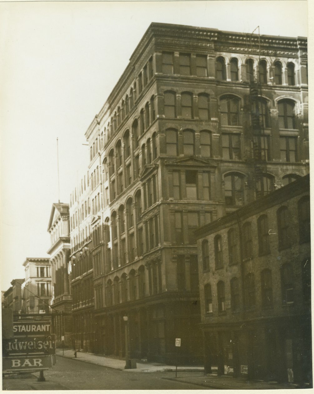 View looking north on Third Street (Memorial Drive) from Pine Street av Ralph K. Traber