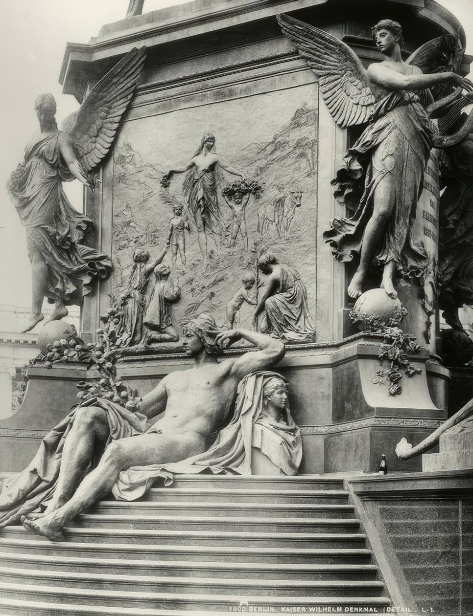 Berlin, Kaiser Wilhelm I monument, bas av Reinhold Begas