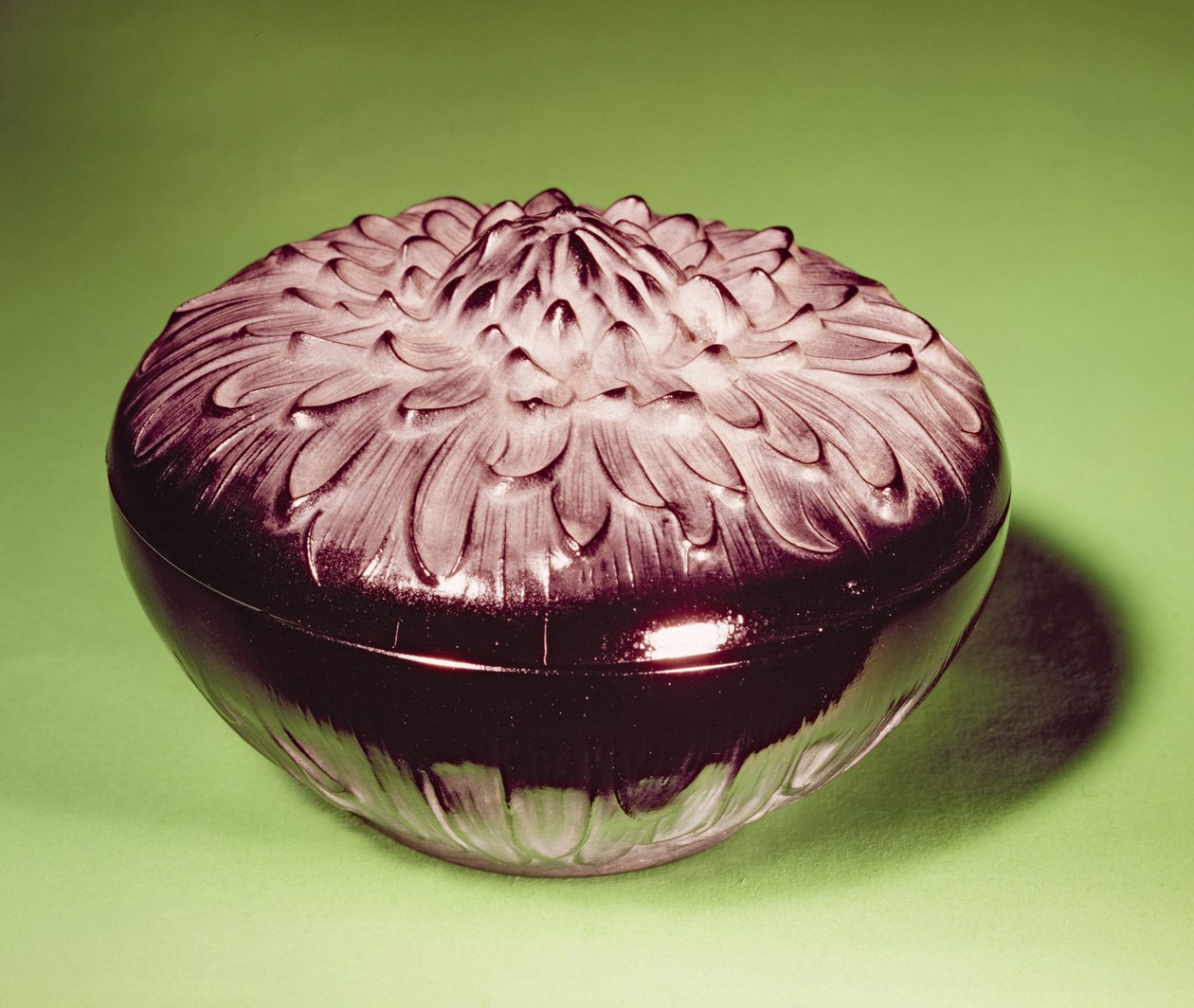 Svart glaslåda, ca 1902 (glas) av Rene Jules Lalique