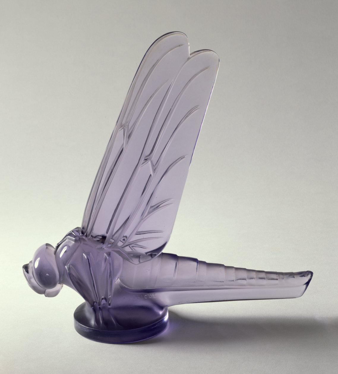 "Grande Libellule", ametistfrostad bilmaskot (glas) av Rene Jules Lalique