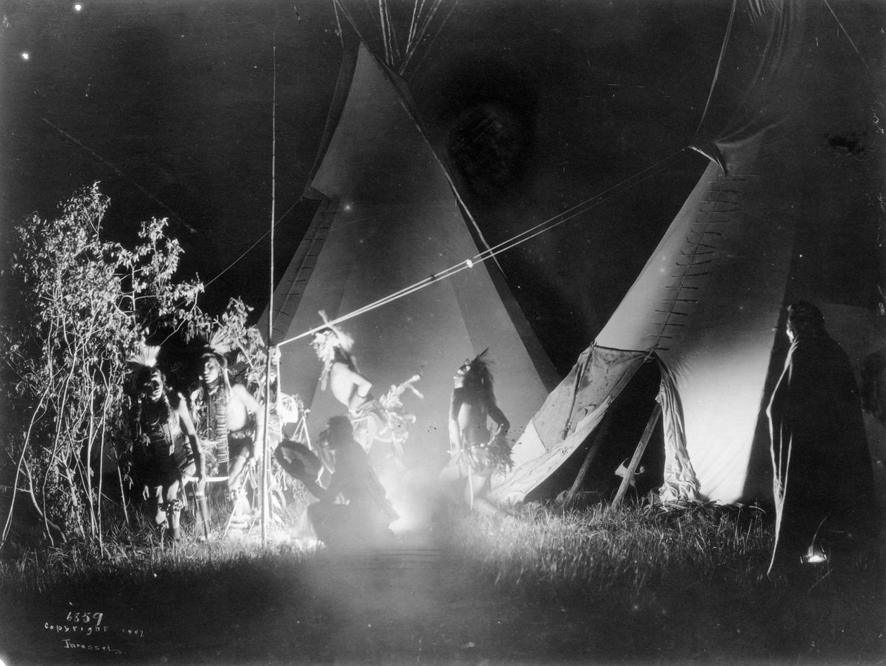 Dans i eldskenet, 1907 av Richard Throssel