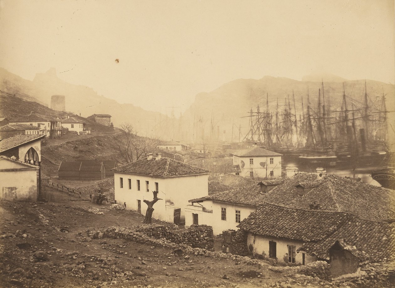 Balaklava, med utsikt mot havet. av Roger Fenton