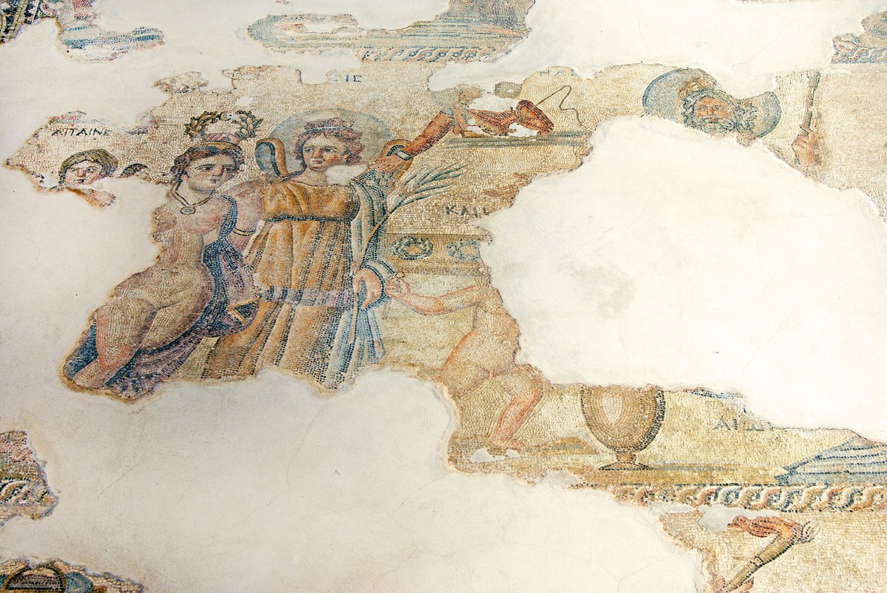 En skönhetstävling mellan Cassiopeia och Nereiderna bedömd av Aion, House of Aion, Paphos,Cypern (mosaik) av Roman