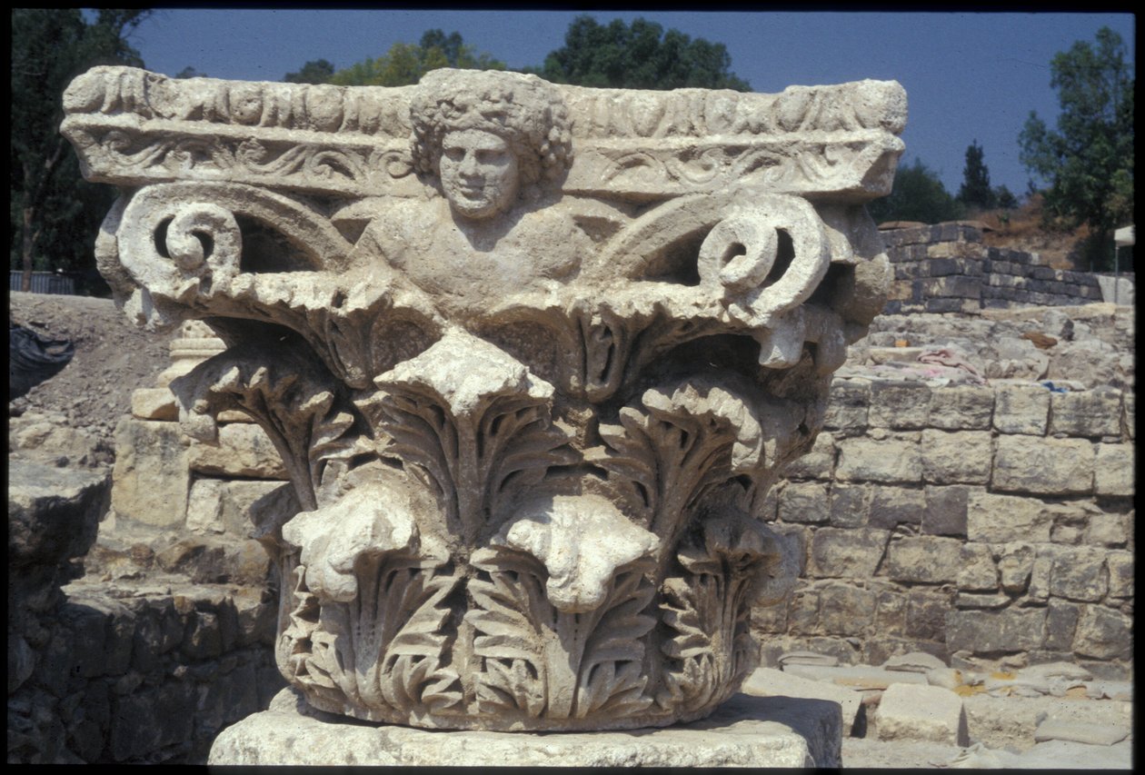 Arkitektonisk detalj utgrävd i den romerska staden av Roman