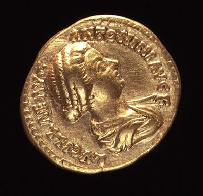 Aureus (framsidan) föreställande Lucilla, dotter till Marcus Aurelius (AD 161-AD 180) draperad. Inskription: LUCILLAE AVG ANTONINI AVG F (guld) (för baksidan se 119147) av Roman