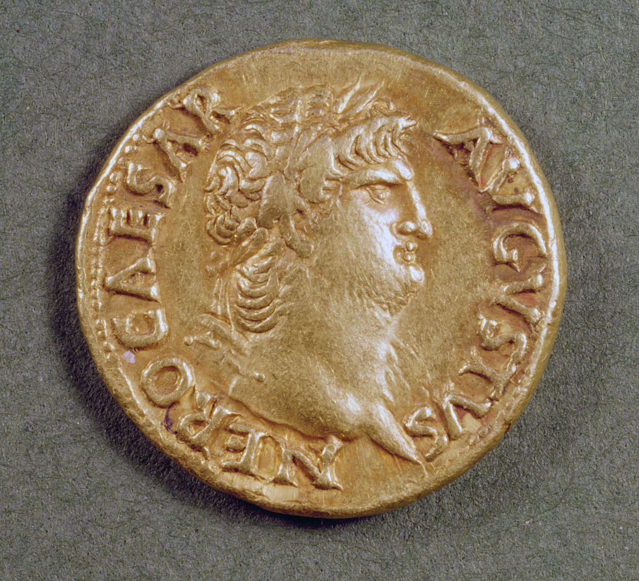Aureus (framsidan) av Nero (AD 54-AD 68) bär en lagerkrans. Inskription: NERO CAESAR AVGVSTVS (guld) av Roman