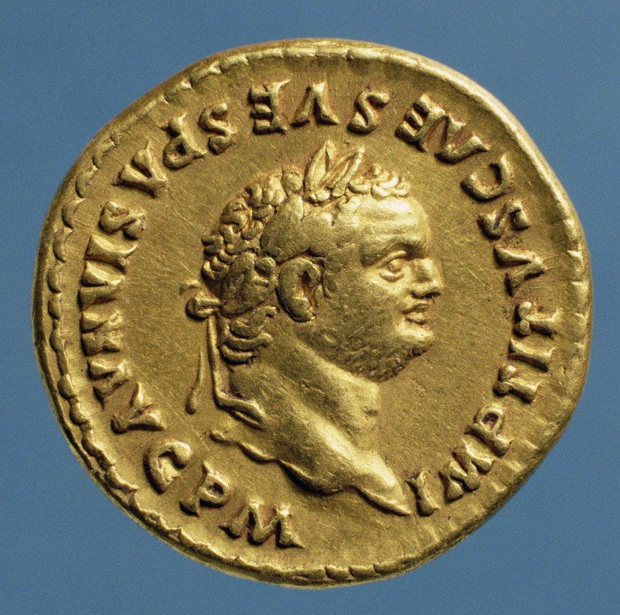 Aureus (framsida) av Titus (79-71 e.Kr.) med en lagerkrans. (guld) Inskription: IMP TITVS CAES VESPASIAN AVG P M av Roman