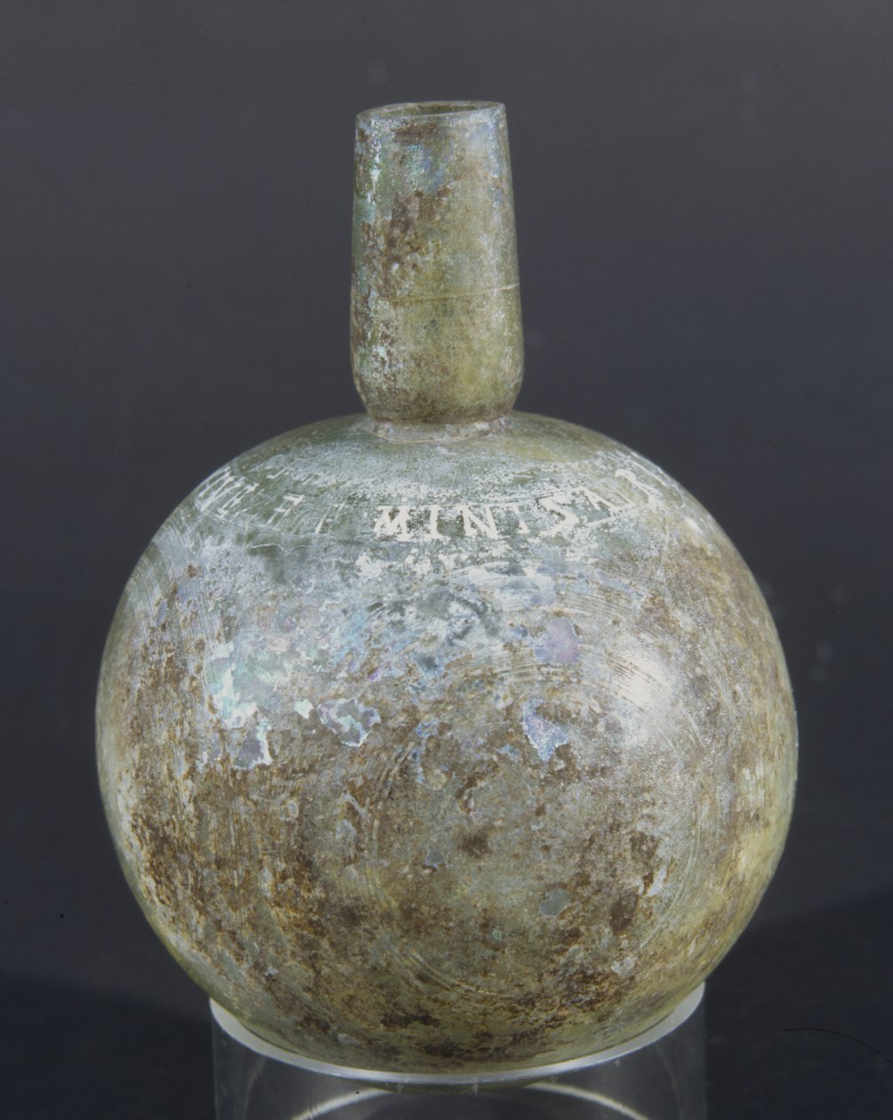 Flaska med latinsk inskrift (glas) av Roman