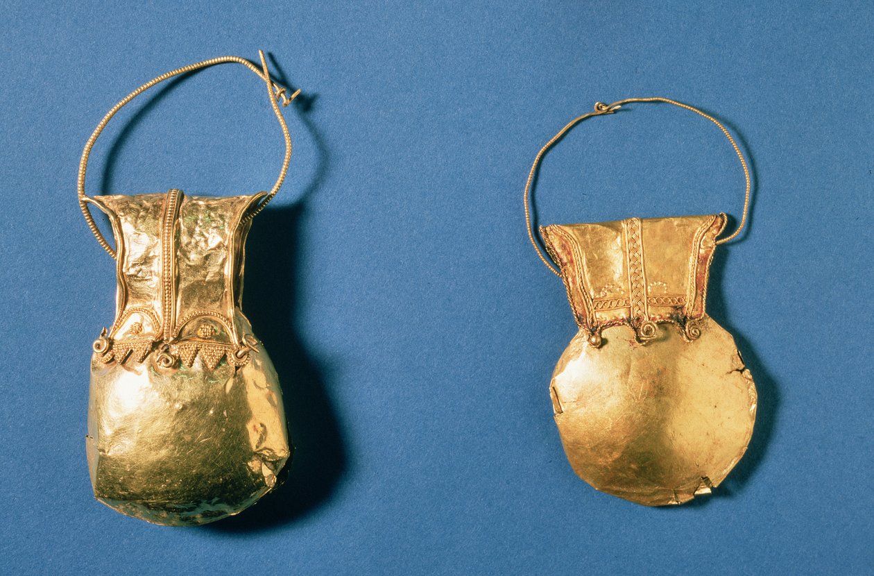 Bulla, amulett som bärs av frifödda romerska barn tills de nådde mognad, Herculaneum, Roman, 1:a århundradet (guld) av Roman