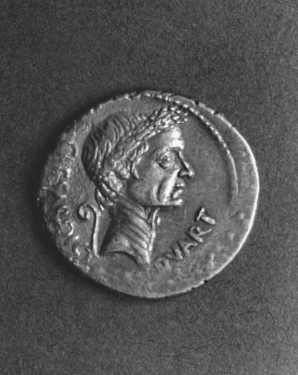 Mynt med ett porträtt av Julius Caesar (101-44 f.Kr.) (metall) av Roman