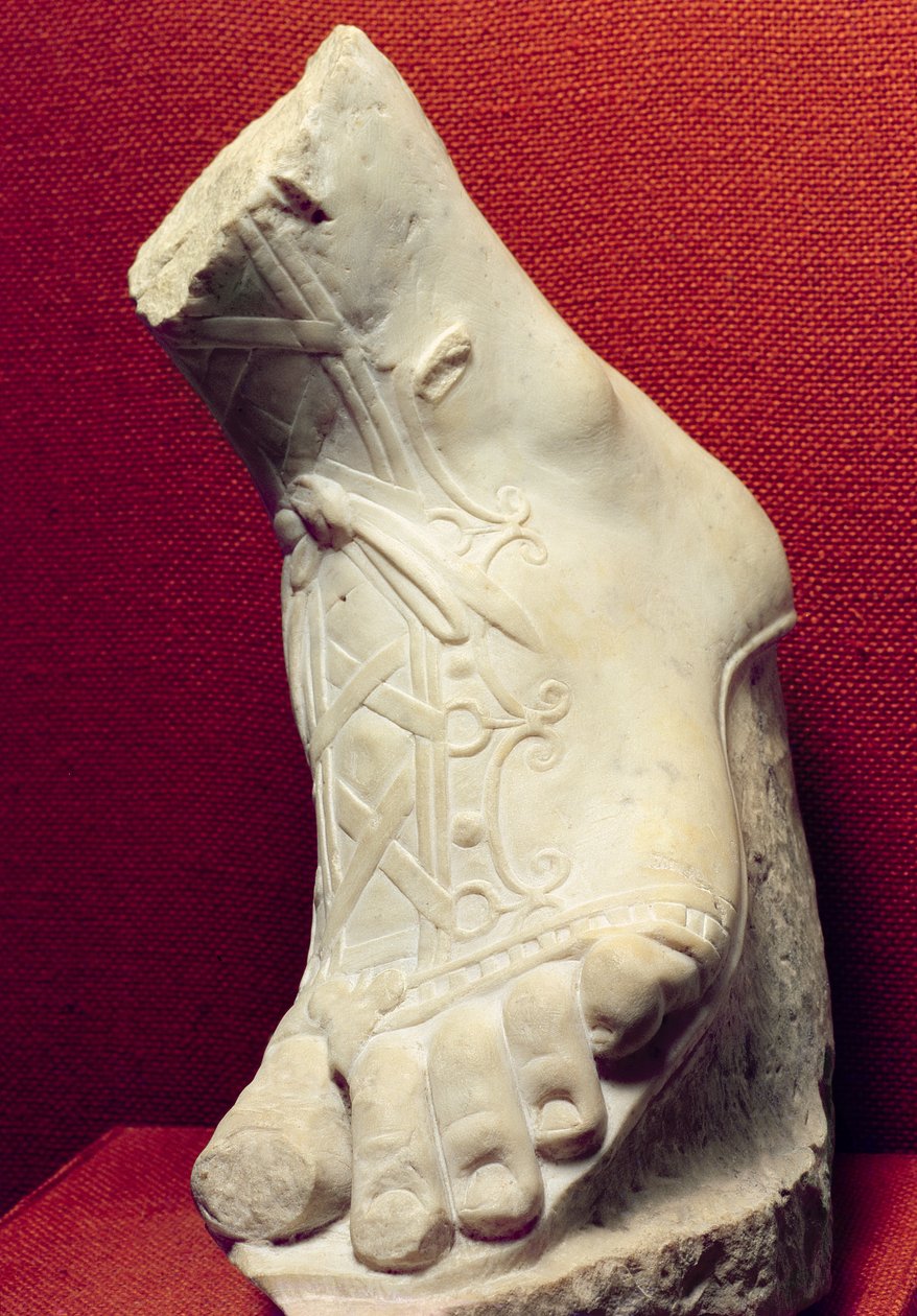Fot från en staty (marmor) av Roman