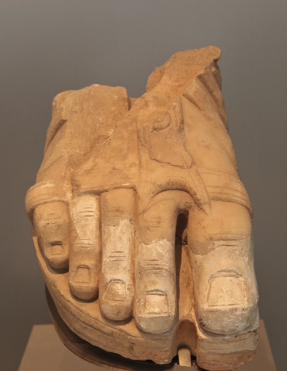 Fragment av en fot från en kolossal staty, 1:a-2:a århundradet e.Kr. (marmor) av Roman