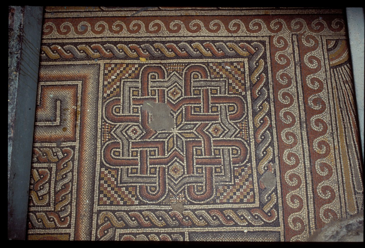 Mosaikgolv, 332 (keramiska plattor) av Roman