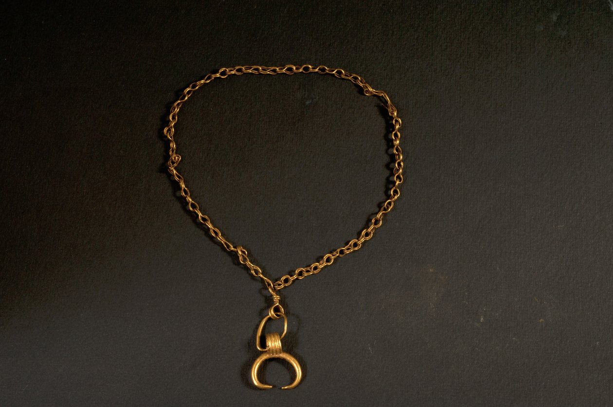 Halsband med hänge (guld) av Roman
