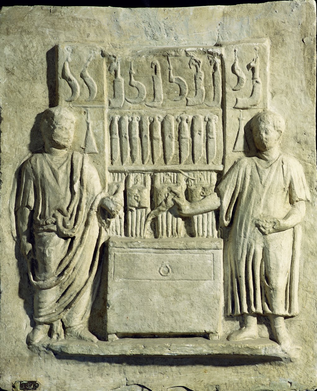 Relief föreställande en bestickaffär av Roman