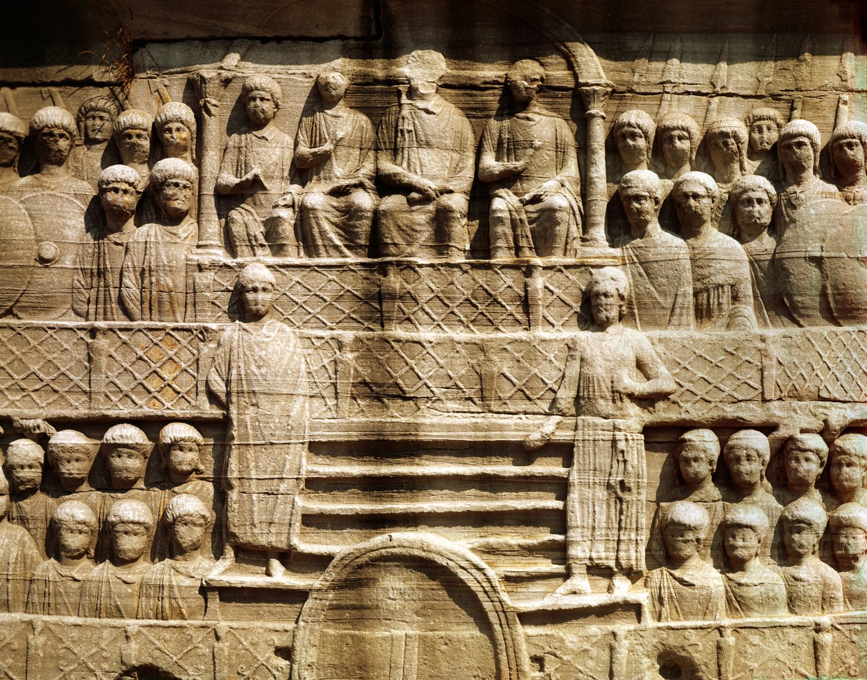 Relief på basen av Theodosius I:s obelisk (347-395), även känd som Tuthmosis III:s obelisk, från Karnak (marmor). av Roman