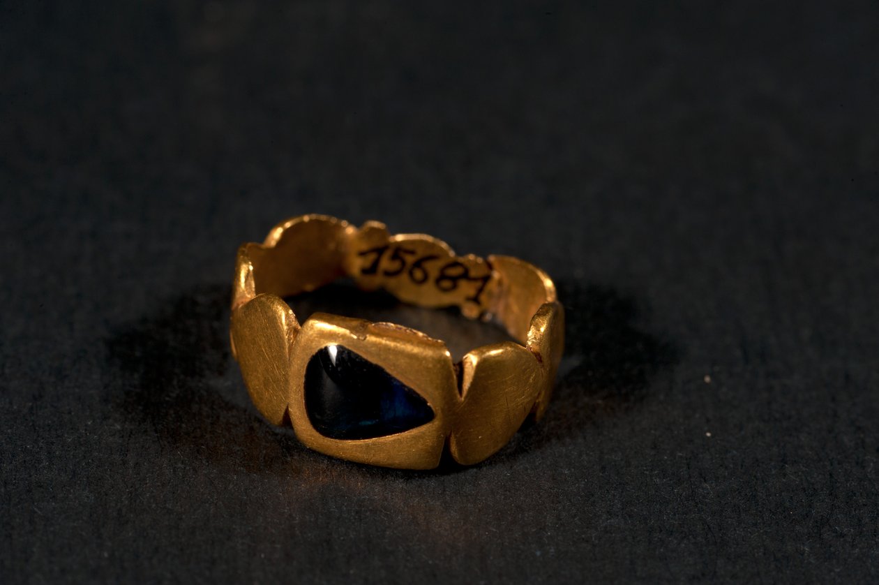 Ring (guld och safir) av Roman