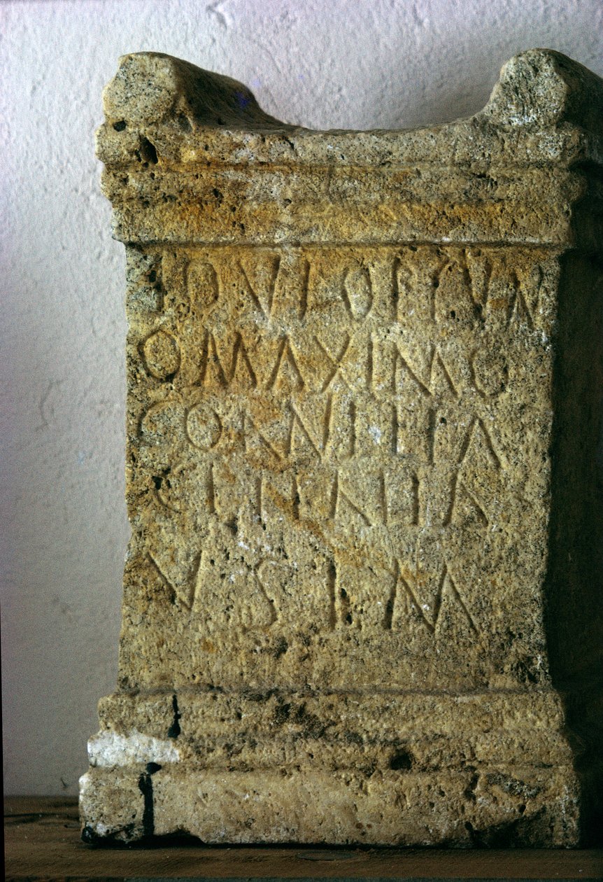 Romersk familjealtare (huggen sten) av Roman