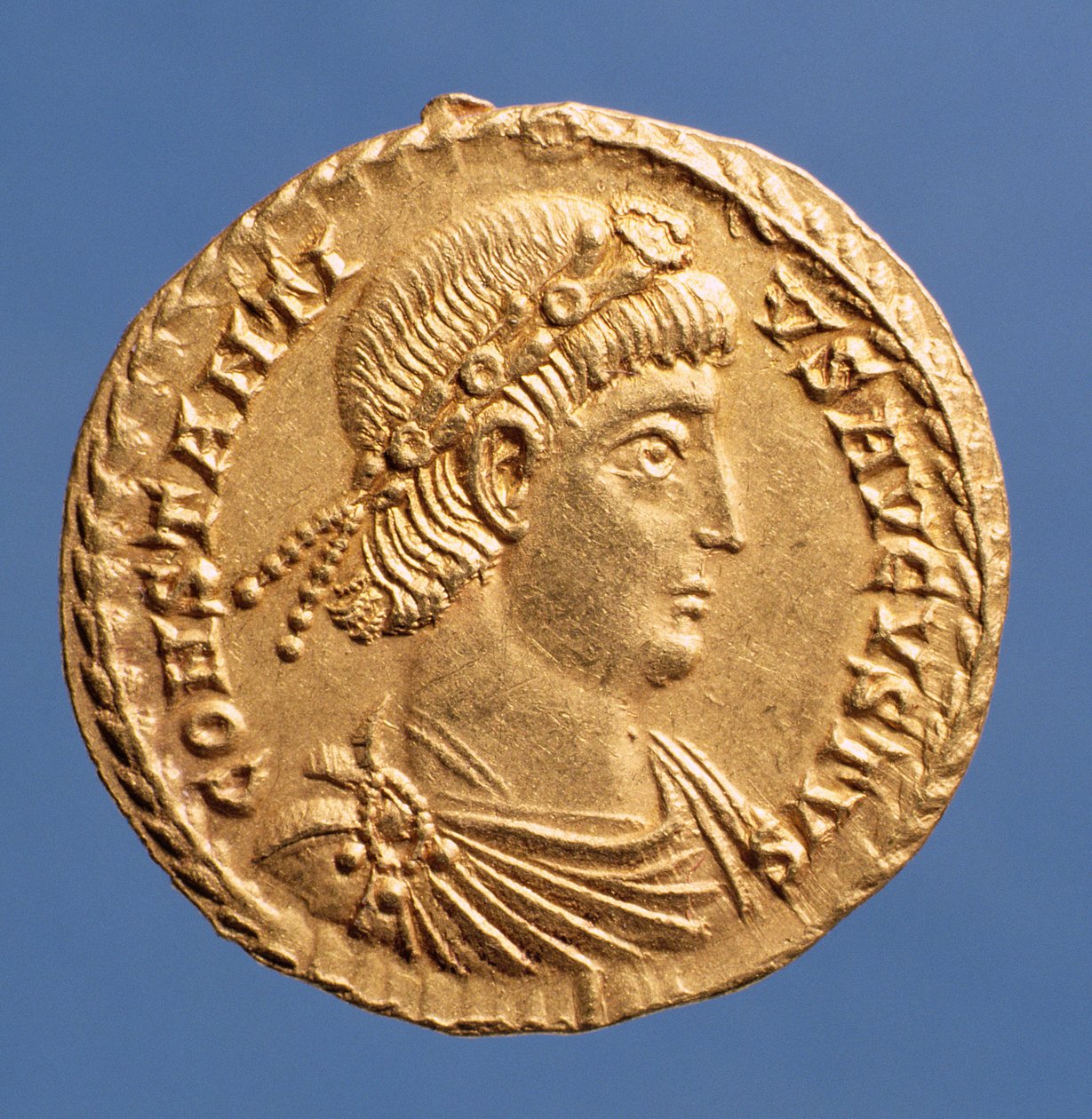 Solidus (framsidan) av Constantinius II (337-361) draperad, klädd i ett juvelförsett diadem. Inskription: CONSTANTIVS AVGVSTVS (guld) av Roman