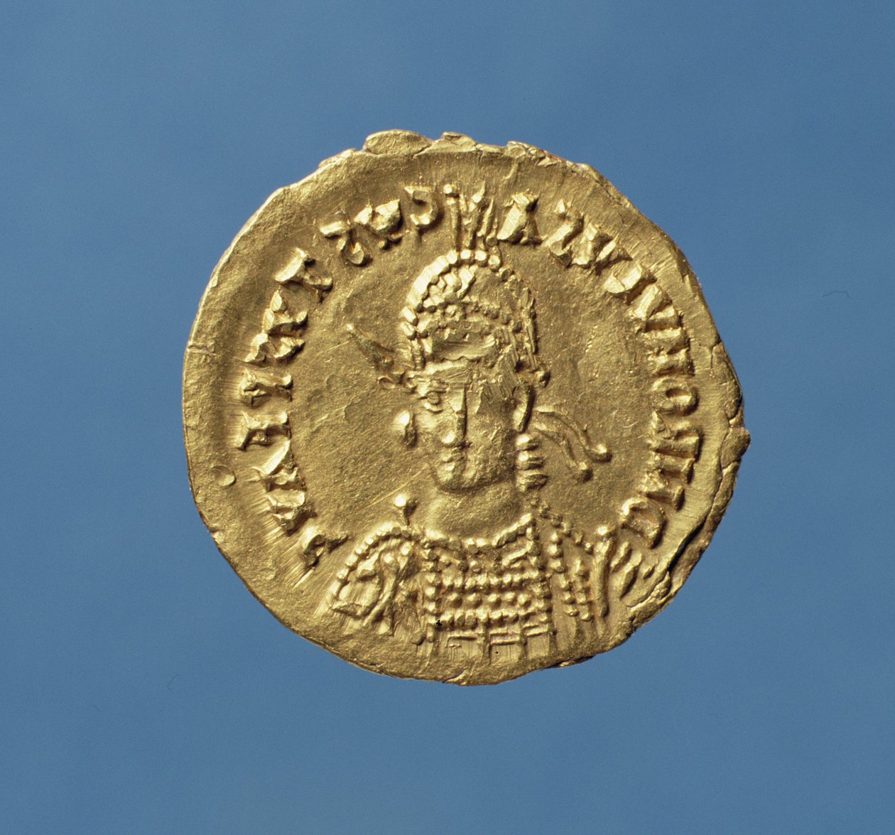 Solidus (framsidan) av Romulus Augustulus (475-476) hjälmförsedd, kurassig, med spjut över höger axel, sköld till vänster (guld) Inskription: D N ROMVLVS AVGVSTVS P F AVG av Roman