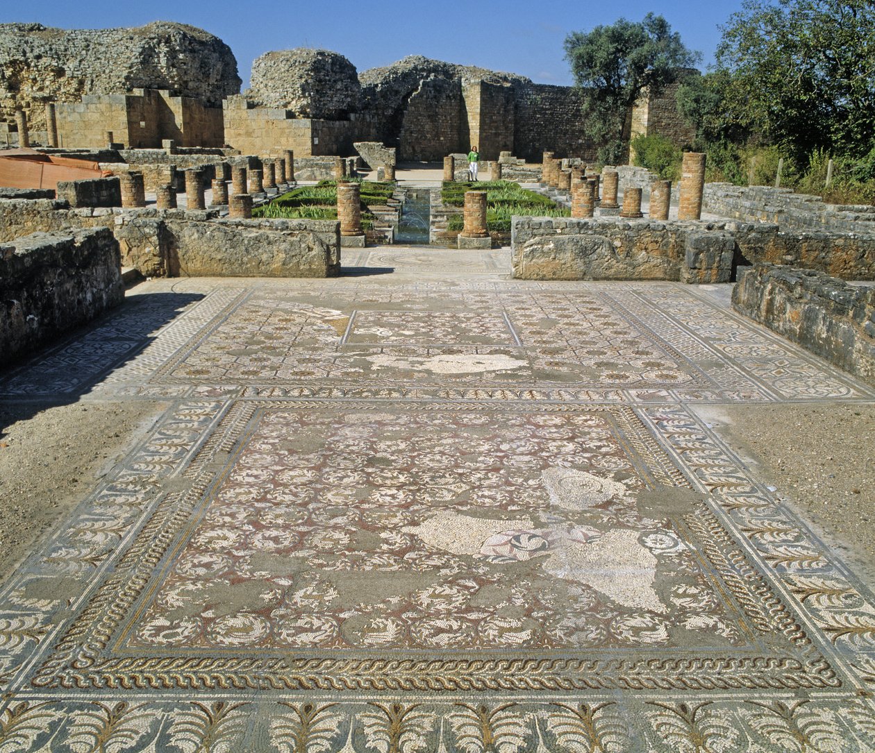 Utsikt över ruinerna och ett mosaikgolv av Roman