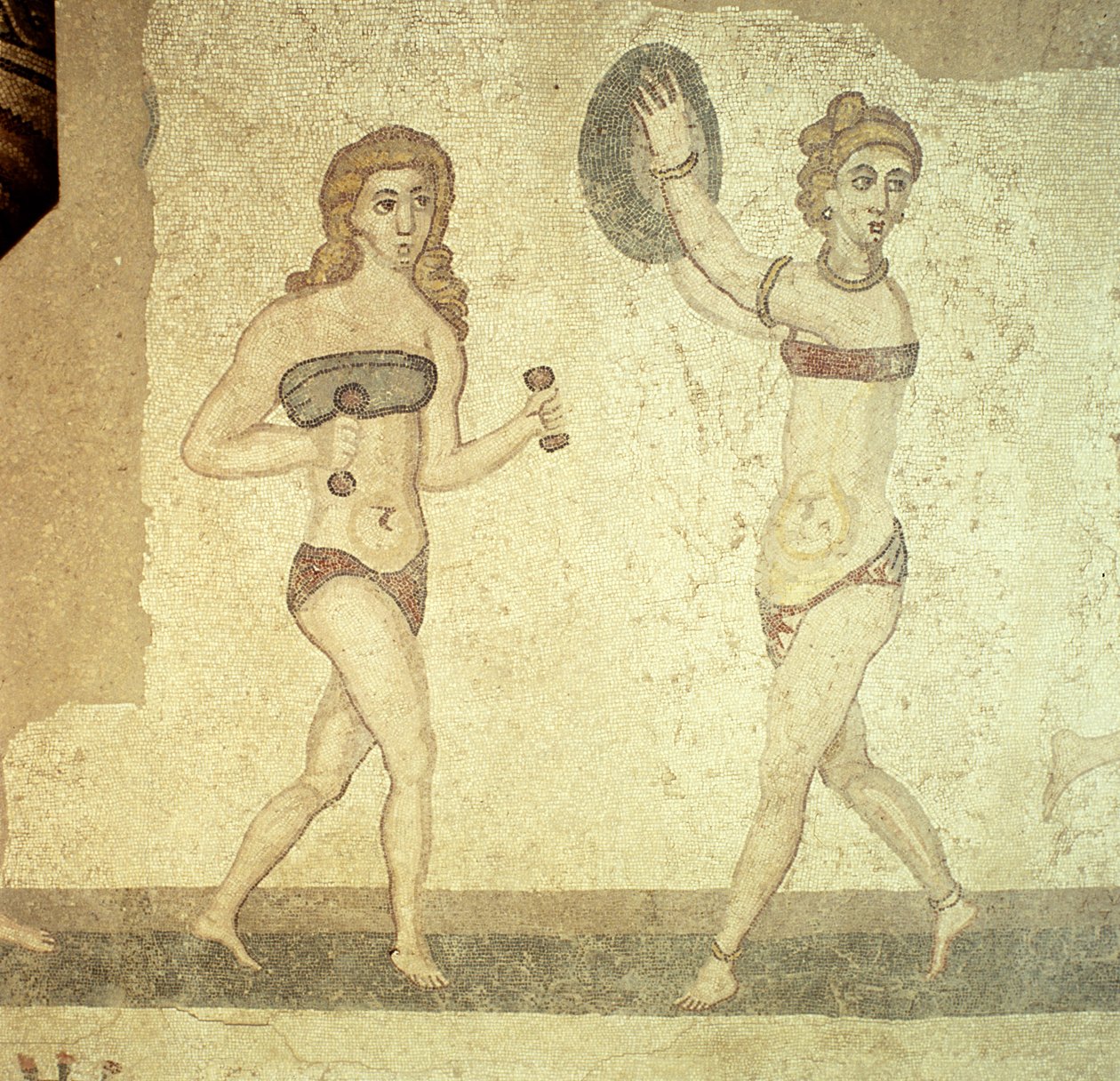 Kvinnor i "bikini", från Room of the Ten Dancing Girls (mosaik) av Roman