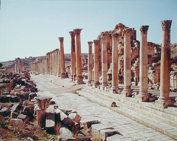 Utsikt över Columns Street, ursprungligen byggd c.39-76 f.Kr av Roman Roman
