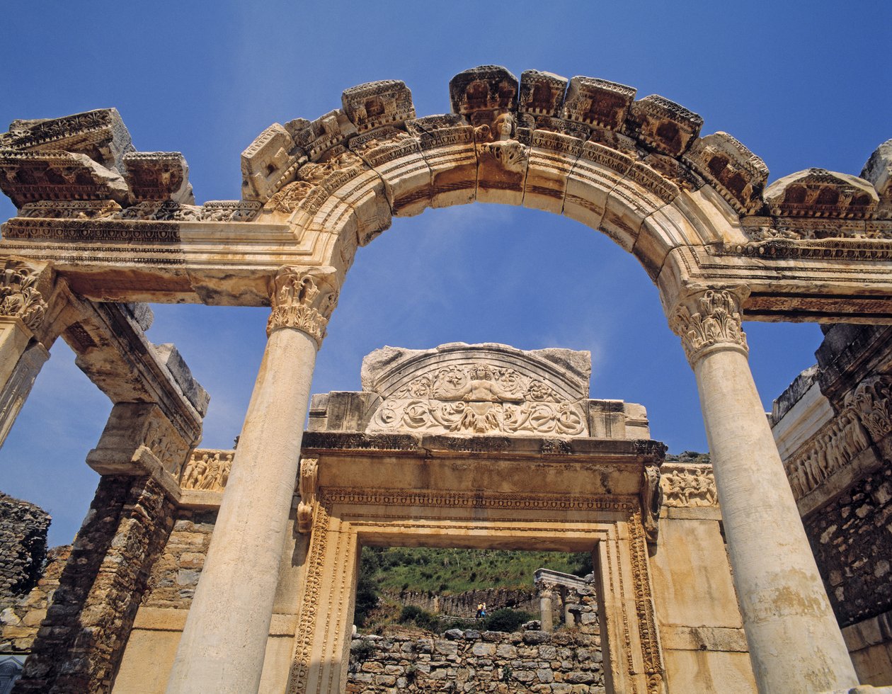 Fasad av Hadrianus tempel av Roman