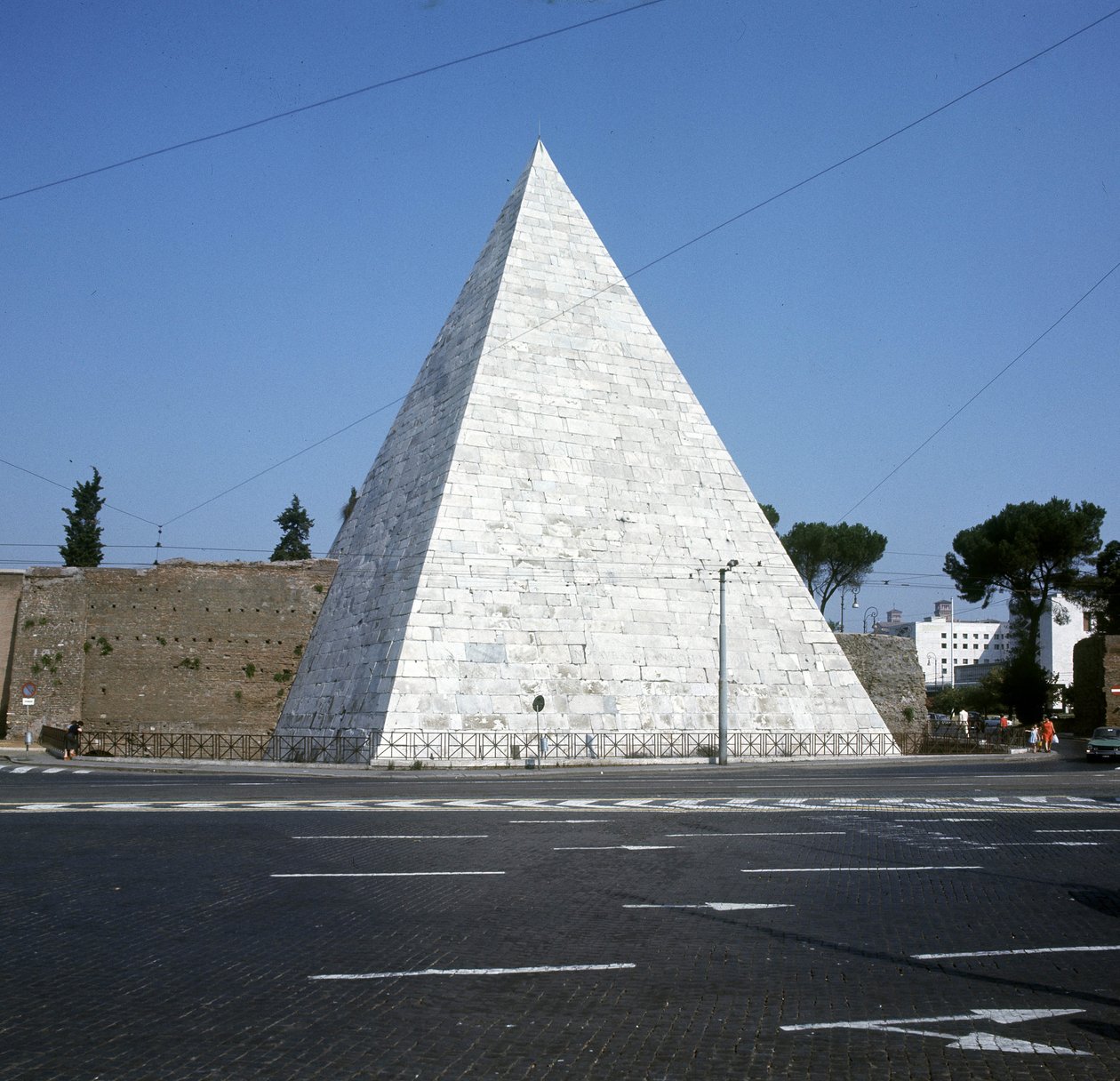 Pyramid of Cestius, Rom av Roman