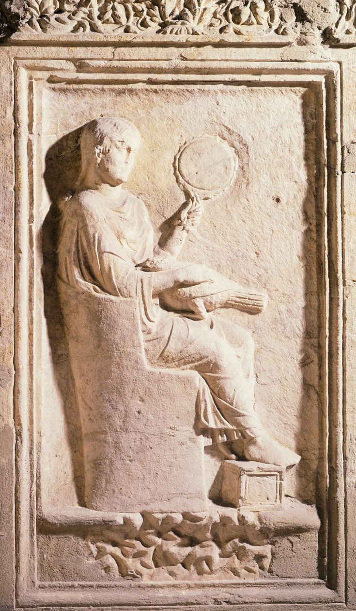 Relief föreställande romersk kvinna med spegel av Roman