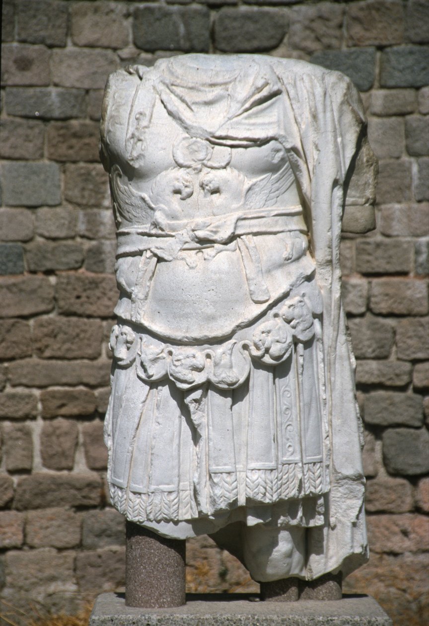 Rester av en staty av kejsar Hadrianus av Roman