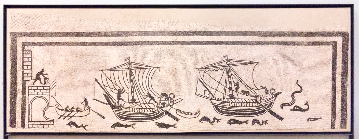 Fartyg som närmar sig en hamn av Roman