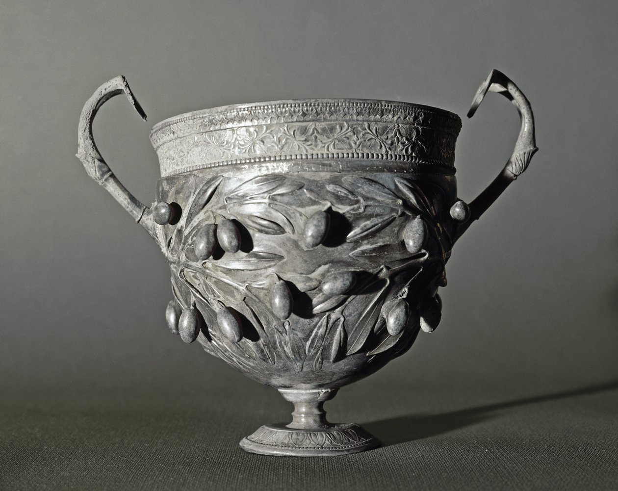 Silverkantaros med olivkvist av Roman