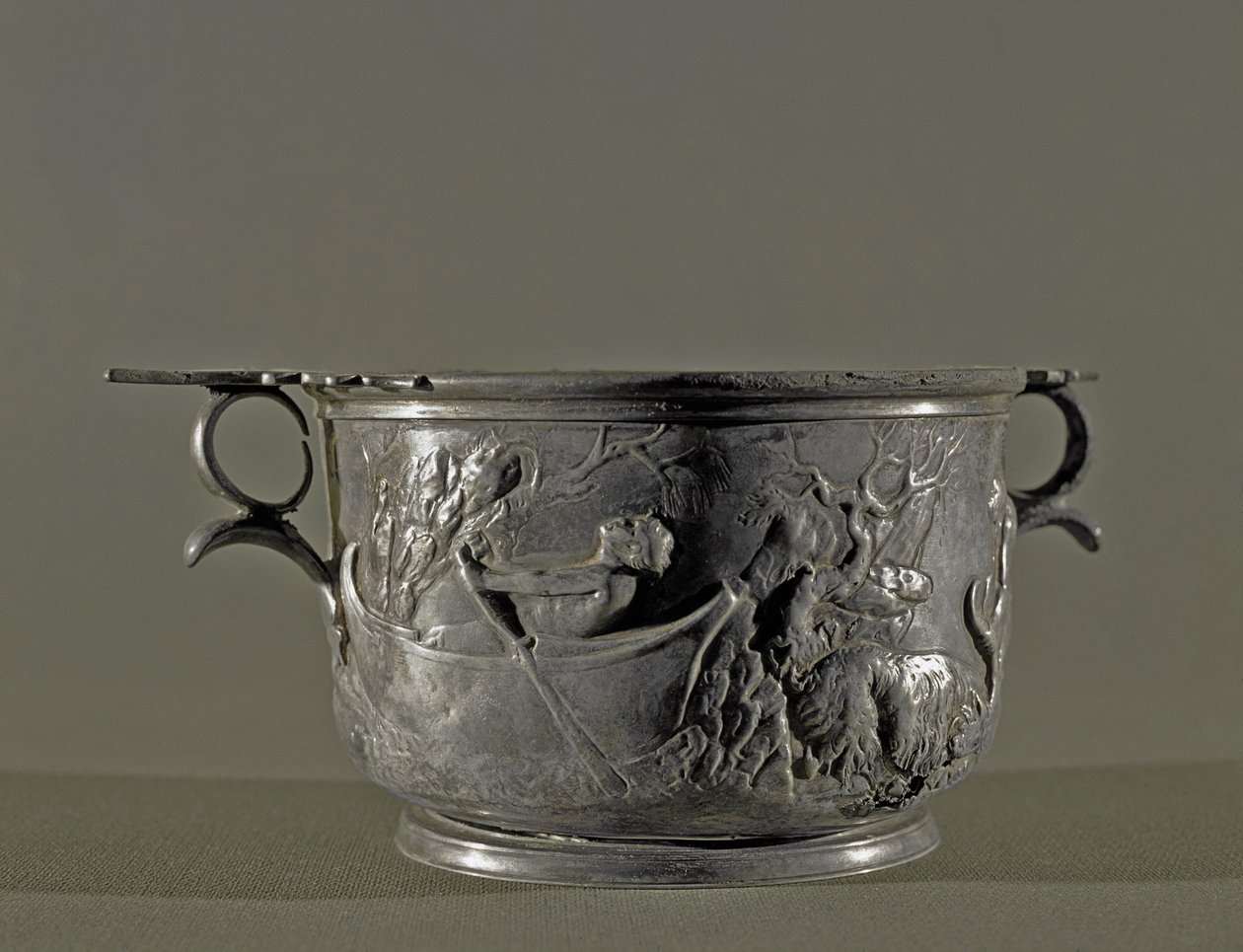 Silver skyphos, 2:a århundradet f.Kr av Roman
