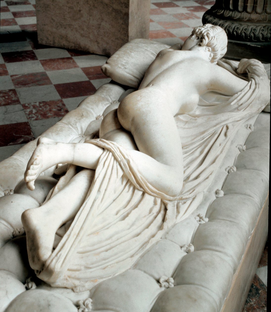 Sovande Hermafrodit (marmorskulptur, 2:a århundradet f.Kr.) av Roman