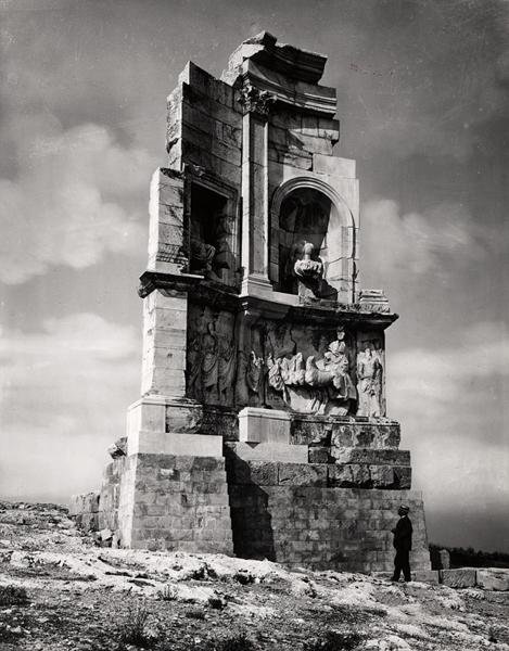 The Monument of Philopappos (90-115) c.116 (s/v foto) av Roman
