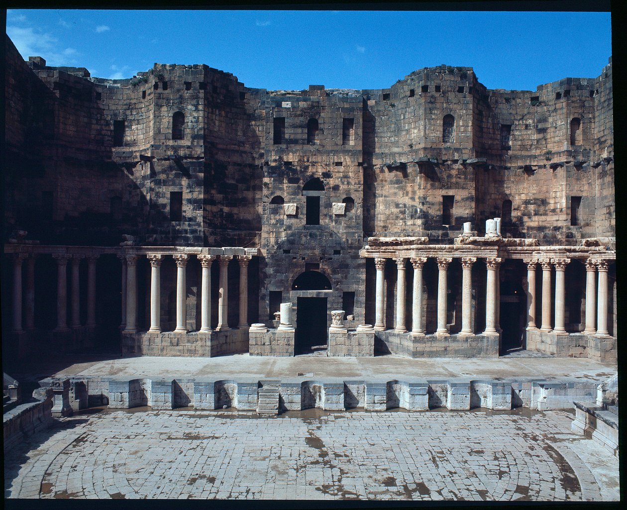 Utsikt över teatern (Fotografi) av Roman