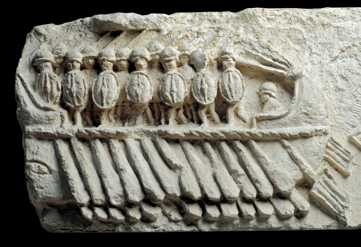 Bireme bär beväpnade soldater (låg relief) av Roman Roman