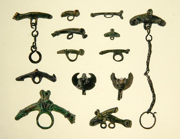 Phalloi amuletter (brons) av Roman Roman